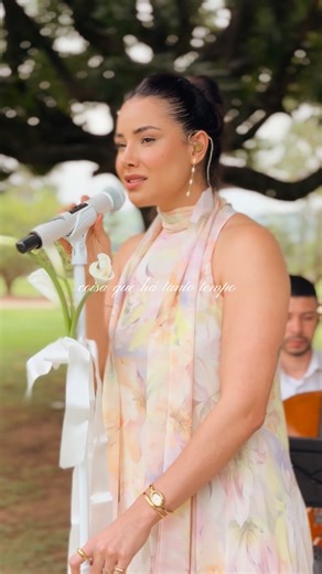 TATÍ FÉRRER on Instagram: "Olhando pra você ao vivo no casamento de Bianca e João 💍🤍 Cello: @mateusmaldonas Piano: @andreleano.br Vídeo: @_talita.tep Captação: @jhowmarcachini #casamento #entradadanoiva #musicapracasamento #noiva #dicascasamento"