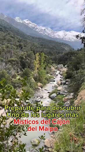 Bosque de los Brujos Ubicado en el Manzano, cajón del Maipo. Este mágico lugar lleno de naturaleza y misterio cuenta con un recorrido de baja dificultad que comienza a la orilla del estero el Manzano. Para llegar debes dirigiste hasta estación las mercedes línea 4 y tomar la micro MB72B, MB72A o un colectivo en dirección al cajón del Maipo hasta Puente el Manzano y luego bajar por un costado del puente donde comienza el trekking a la orilla del estero del Manzano. Este acceso es totalmente Grati
