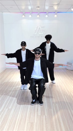 Solaso Dance Studio on Instagram: "機械舞小隊 #Poppin #Robot #機械舞 #wave #animationdance"