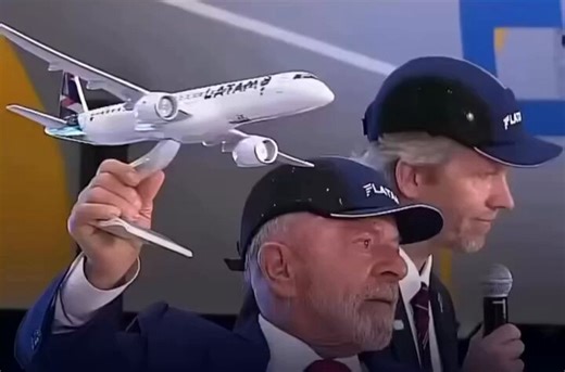 Vale lembrar que o Governo do Estado de São Paulo já teve uma companhia aérea estatal que atendia a população civil. No contexto do desmonte do Estado brasileiro nos anos 1990, ela foi vendida pelo então governador Luiz Antônio Fleury Filho (PMDB) e acabou falindo em 2005. Não era perfeita, mas chegou a ser a segunda maior do país. Se ainda existisse hoje, o Estado brasileiro poderia oferecer voos nacionais a preço de custo.