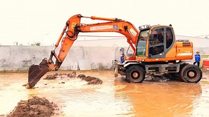 沃尔沃EW145B轮式挖掘机工作