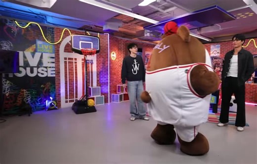 JGG FAMILY LIVE HOUSE#GMMTVLiveHouse #JossGawin🎙️: who’s the one that named him?🐻: (us) together krub🎙️: pronounce it for me please 🐧: GUINZLY~🎙️: guinzly! guinzly!🐧: came from penguin and grizzly bear 🎙️: ohhh so it’s guinzly!🎙️: for me, it’s hard to pronounce na 🤣