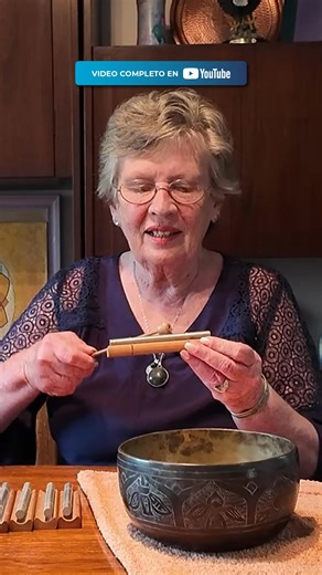 🎵 ¿SABÍAS QUE CADA CHAKRA TIENE SU PROPIA NOTA MUSICAL? 🎵 "Cada chakra corresponde a una nota musical, y vamos a probar la garganta..." Monique nos muestra que cada centro energético vibra diferente: ✨ A veces el sonido es más amplio ✨ A veces más contenido ✨ Y depende también de quién lo escucha Tu forma de percibir las vibraciones es única. Este es un extracto del video completo "Somos Forma, Luz y Vibración" disponible en nuestro canal de YouTube, donde Monique explora cómo escuchar y senti