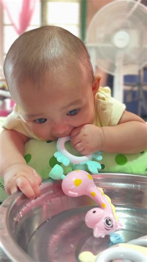 แม่พาต้นเทียนเล่นน้ำ เล่นรถไฟปูน ๆ 🚂#ต้นเทียนลูกแม่สุขพ่อปาล์ม #พ่อแม่มือใหม่ ##เล่นกับลูก