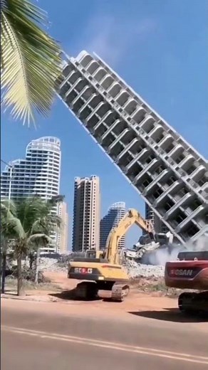 Démolition contrôlée d’un immeuble de 21 étages en Chine