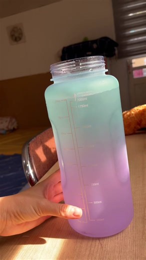 Bình đựng nước 2 lít với ống hút tiện lợi