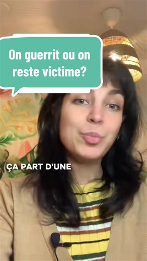 L’état de victimes est romancé d’une manière que ce soit en fait la bonne personne de l’histoire. Sauf que quand on comprend que tout est co création, c’est un petit peu plus compliqué que ça. Le problème c’est que dans l’état de victime, ça nous empêche de passer à autre chose, c’est pourquoi l’important de prendre notre responsabilité pour être la seule force, opéra de notre vie, le seul créateur est réécrire notre histoire. Si tu te sens, prêt, prête d’aller dans ces espaces là pour transmute