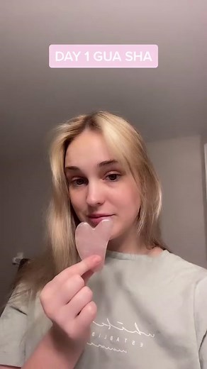 Day 1 -Gua Sha#linkinbiooo❣️ #massageguasha #guashatool #guashafacial #skincare #beautygift #guasharesult #jadeguasha