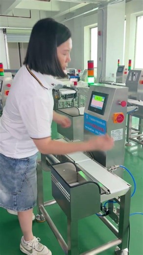 Online weighing scale for children's candies and snacks with automatic rejector