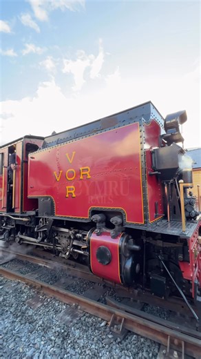 🚂 Garratt No. 60 "Drakensberg" is looking spectacular as she prepares to run around her train at the Vale of Rheidol Railway! There is nothing quite like watching this articulated powerhouse maneuvering into position at Aberystwyth before beginning the journey up through the valley 💨 #SteamTrain #Trainspotting #Locomotive #Railways #HeritageRailway | Cymru Rails