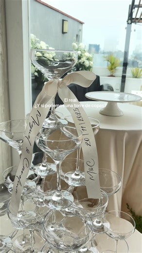 No es solo una torre de copas… es el primer brindis de toda una vida juntos. 🥂 #BodasIntimas #decoraciondebodas #weddingvibes #BodasPeru #Deco
