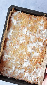 Einfacher Schmandkuchen - Becherkuchen mit Mandeln 🤤 Dieser schnelle Becherkuchen weckt Kindheitserinnerungen, denn der Schmandkuchen mit Mandeln vom Blech war so ziemlich der erste Kuchen, den ich regelmäßig gebacken habe. ☺️ Der Schmand- bzw. Sahnebecher im Rührteig ist unsere Einheit für den fluffigen Kuchen mit Mandeln und somit super einfach mit Kindern zuzubereiten. Alle Zutaten werden im Becher abgewogen und verrührt. Der Becherkuchen mit Schmand und Mandeln kann auch ganz ohne Küchenmas