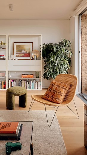 The Design Files on Instagram: "Step inside a 1960s apartment complex and two very different homes behind its brick facade! See the full apartment tour at thesesignfiles.net"