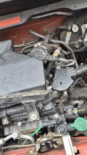 Sí compa 👌, se puede limpiar el sensor MAF (flujómetro) con spray limpia-contactos, pero hay que hacerlo con cuidado porque es un componente muy delicado. Te paso las recomendaciones: 🔧 Pasos para limpiarlo: 1. Desconectar la batería (opcional, pero recomendable para evitar códigos de error). 2. Retirar el MAF de la admisión (normalmente va después del filtro de aire). 3. No toques los filamentos o sensores internos con los dedos ni con herramientas, se dañan fácil. 4. Rociar con limpia-contac