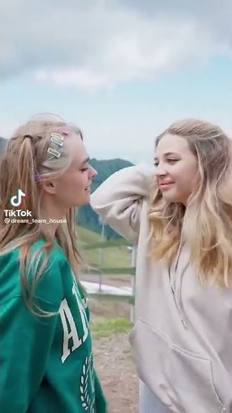 Romance with girls kissing 💋 😘