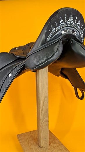 If you like a little bling then this is the saddle for you! Well not this exact one as it's on it's way to Eastern Equine Dynamics - Brittany Cameron REMT in Canada! This DMK Pinnacle Dressage in black with carbon fibre effect facing features a Swarovski crystal crown design along with engraved mirrored cantle plate which really catch the light. ✨ Each saddle is fully customised for the customer so chat with your local WOW Saddle fitter to find out all the options, see samples, etc. #wowsaddles 
