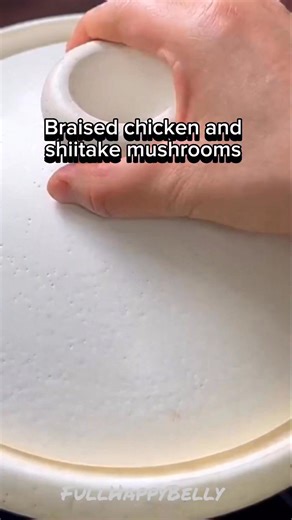 Chinese style braised chicken with shiitake mushrooms in clay pot recipe #chicken #chickenrecipes #claypot #claypotcooking #chinesefood #chinesecuisine #chinesefoodlover #fullhappybelly #vlog #food #foodlover #foodie #foodblogger #yummyfood #tastyfood #comfortfood #homemadefood #homecooking #homecooked #cooking #cookingvideos #cookingtime #cookingreels #cookingathome #easyrecipe #recipes #recipe | Fullhappybelly