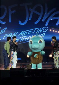 อีกหนึ่งเซอร์ไพร์สในงาน Surf Java 1st Fanmeeting in Thailand ก็คือการเปิดตัว Rexxa หรือน้องเร็กซ์ซ่า คาแรคเตอร์ตัวแทนแฟนคลับของสองหนุ่ม ’เซิร์ฟจาว่า‘อย่างเป็นทางการ เพิ่มความน่ารักสดใสให้กับแฟนมีตติ้งครั้งแรกของทั้งคู่ได้อย่างเต็มที่! #ELLEThailand #SurfJavaFanMeeting