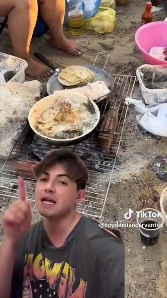 Esta familia se puso a cocinar en la playa y al gente empezó a comentar cosas … USTEDES QUÉ OPINAN? 😱 #cosasquepasan #playa #vacaciones