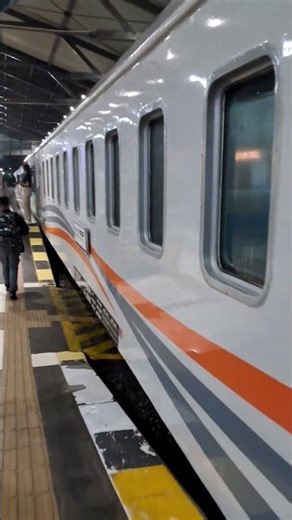 Saat naik KA.KERTAJAYA TAMBAHAN ekonomi New generation modifikasi #railway #train #keretaapi #travel