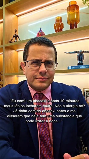 Dr. Alex Lacerda - Alergista e Imunologista UNIFESP-EPM on Instagram: "Você tem sintomas com abacaxi? 🍍 O abacaxi é uma fruta deliciosa e também uma das que mais causam confusão no consultório, justamente por possuir uma substância que comumente provoca: ✔️ Ardor na boca ✔️ Coceira na língua ✔️ Sensação de “feridinha” após comer O abacaxi contém uma enzima chamada bromelina, que tem ação proteolítica, ou seja, “quebra” proteínas. Ela pode irritar a mucosa da boca e causar: 🔸 Ardor 🔸 Sensação