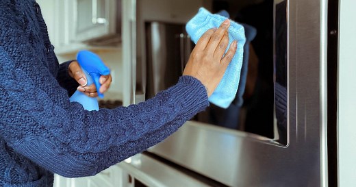 Comment nettoyer le double vitrage du four ?