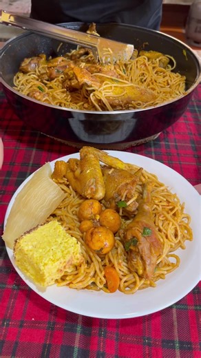 Delicioso menú casero con spaghetti Napoli