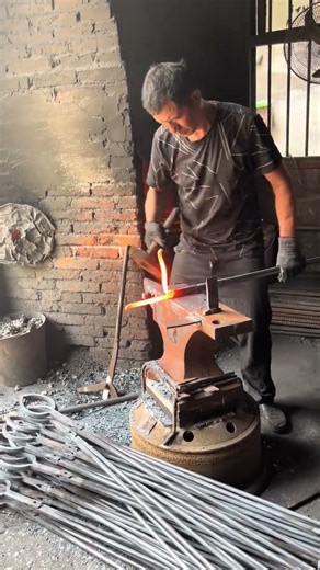 It is also very hot during the autumn tigers' work (forging dog claws) # Shengbang blacksmith shop