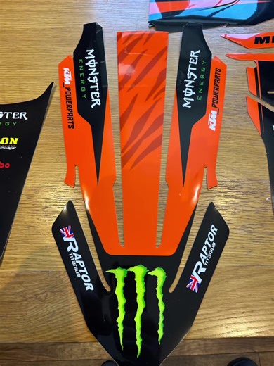 Fresh graphics just landed for the KTM EXC 2025 🔥 Original plastics and graphics are staying mint in storage with the wheels & exhaust, no point ruining the original set. These new graphics are going to set it off properly… keeping it different…. nothing better than being the black sheep 🤣 Massive thanks to @TBGFX the design was locked in Friday, delivered by Tuesday. Top-notch service as always 👌 Can’t wait to get them fitted now 💨 #K#KTMEXCE#EnduroLifeD#DirtBikeBuildC#CustomGraphicsTwoStro