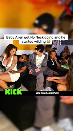 Baby Alien got No Neck going and he started wilding 😭