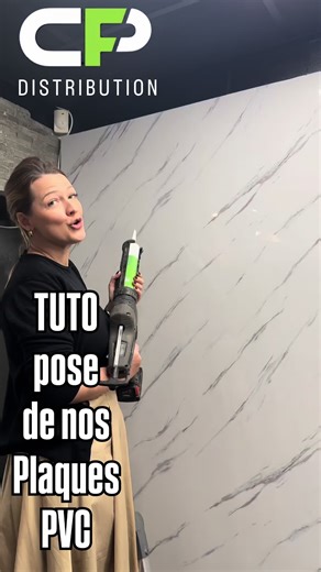 🎥 TUTO PVC – PARTIE 2 Pose de la plaque PVC & finitions Dans cette deuxième partie, on passe à la pose 👇 🧱 Encollage du mur 🧴 Application de la colle adaptée 📐 Mise en place de la plaque PVC ✔️ Alignement et ajustement ✨ Finitions décoratives : ➡️ Profilés de finition disponibles en : ▫️ Doré ▫️ Noir ▫️ Argenté 💡 Les finitions font toute la différence pour un rendu pro, moderne et élégant. 📏 Plaques PVC : ▫️ 250 cm x 120 cm ▫️ Épaisseur : 3 cm 🏢 Matériel et accessoires disponibles chez C