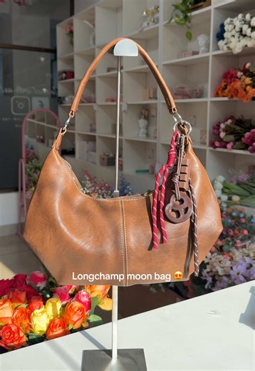 Long champ moon bag available in four colours 😍#creatorsearchinsights #bhutanesemuser #bhutanesetiktoker #blushingbooth #0324mytest