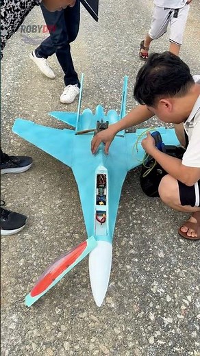 I Tried Flying a Gas Engine RC Plane for the First Time 😬