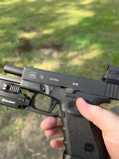 Glock 19 mag dump (Airsoft)
