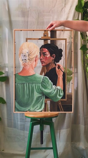 Hi! 🙋🏼‍♀️ In case we haven’t met before: My name is Mathilde, I’m from Copenhagen and I paint double-sided portraits on glass 🪞 #glasspainting #portraitpainting #acrylicpainting #copenhagenartist