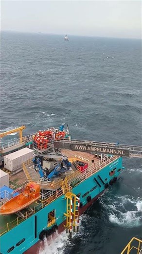 Active heave compensation platform by the sea