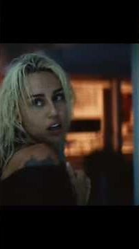 Miley Cyrus sings her dynamic song Flowers pt3