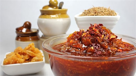 Aam Achar Recipe: बाजार में मिलने लगे हैं कच्चे आम, इस विधि से सालभर के लिए बनाकर रख लें खट्टा-मीठा अचार