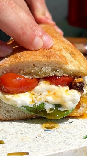 Burrata Cherry Tomatoes Baguette 🥖 | Essen Paradies