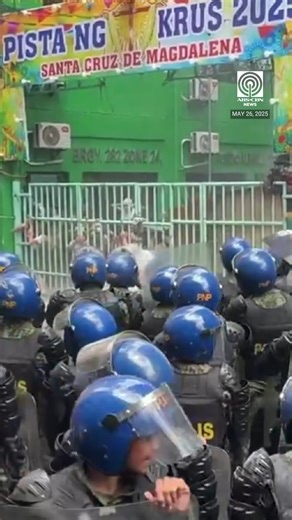 1.1M views · 4.1K reactions | Nagkaroon ng tensyon sa pagitan ng mga residente at demolition team sa Tondo. Binomba ng tubig ng BFP ang mga nakaharang sa gate ng Mayhaligue Neighborhood Association, pero gumanti ng makapal na usok mula sa fire extinguisher ang mga residente. | ABS-CBN News | Facebook