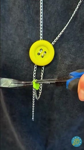 Anche un Bambino Può Farlo: Crea una Collana Elegante con Catena e Bottoni in 5 Minuti 🧒🔗🪡😊