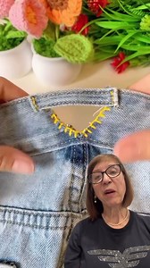 👖🔧 Calça jeans apertada na cintura? Calma que tem solução fácil e sem costura complicada! Essa dica é pra salvar aquele jeans lindo que tá encostado só porque não fecha mais. Veja só: retirando o passador de cinto e fazendo um pequeno corte estratégico, você já ganha aquela folguinha na cintura. E o acabamento? Pode ser feito à mão, estilo overloque! Depois é só prender o passador de volta... ou, se quiser mais conforto, faz como eu: coloca um pedacinho de elástico e pronto! 👌✨ ✨Dica simples,