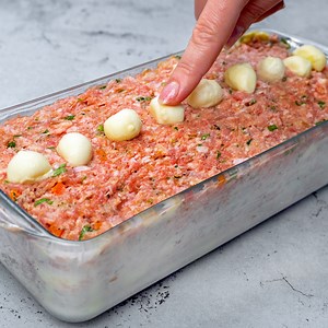756K views · 3.6K reactions | Weniger als 1 kilo hackfleisch und mozzarella – eine perfekte kombination! Zutaten: Öl - 25 ml Zwiebel - 1 Stück Karotte - 1 Stück Hackfleisch - 500 g Hühnerhackfleisch - 300 g Petersilie - 20 g Eier - 2 Stück Semmelbrösel - 20 g Salz - 7 g schwarzer Pfeffer - 5 g Koriander - 5 g Kräuter der Provence - 5 g Mozzarella - 120 g Ketchup - 30 g Tablettgröße 10 x 24 cm BACKEN BEI 180 °C/40 Minuten | Cookrate - Deutschland | Facebook