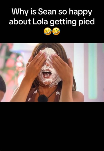 Man said “go for it, go for it” 😂😂 And who peeped Julia jumping for joy that someone did what she really wanted to do 🤣🤣 I got too much joy from tonight’s episode 🤭 #loveislanduk #loveisland #uktv #lolaloveisland
