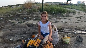 Oggi ti porto a conoscere uno dei cibi da strada più popolari in Albania: La pannocchia 🌽 | La mia nuova vita in Albania - Massimiliano Sanacore
