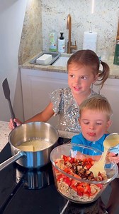 KAROLINA MESCHINO on Instagram: "Šiandien virtuvėje du pasaulinio lygio šefai - Isabelle & Santiago kartu su @lidllietuva pristato patį skaniausią tinginį su braškėmis🍓 Akivaizdu, kad gero maisto suvokimo genas Meschino šeimoje tiesiog įgimtas😁 Lengva pagaminti, o skonis nerealus, išbandykit ir jūs!😜 (*svarbu laikyti ne šaldytuve, o ŠALDYMO KAMEROJE) #reklama #LidlPartnerystė"