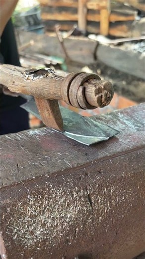Beginilah cara membentuk pisau dapur dengan benar #anvil #wood #medievalblacksmith