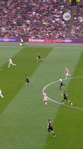 17-year-old Sean Steur almost scores in his first Ajax - Feyenoord 🔥