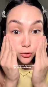 Say goodbye to streaky tinted sunscreens! 👋 Dani raves about how easily blendable #BeloSunExpert Tinted Sunscreen is 💛 Unlike other sunscreens, this one blends seamlessly, leaving a lightweight, skin-like finish. Get SPF 50 PA protection with its Tone Adapt Technology, and enjoy a natural, no-makeup look. ✨ Effortless blending, effortless sun protection. Shop now! 🛍☀️ | Belo SunExpert
