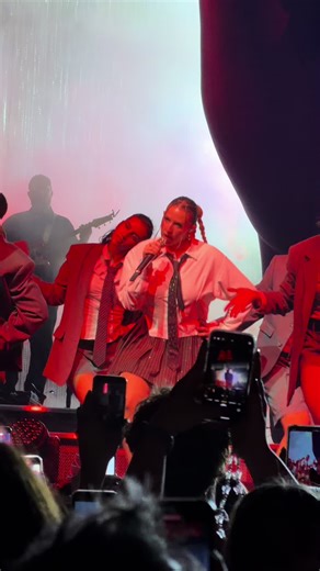 @Hélé 🤌🏻❤️‍🔥 #concert #zenith #rouen #fyp #helena